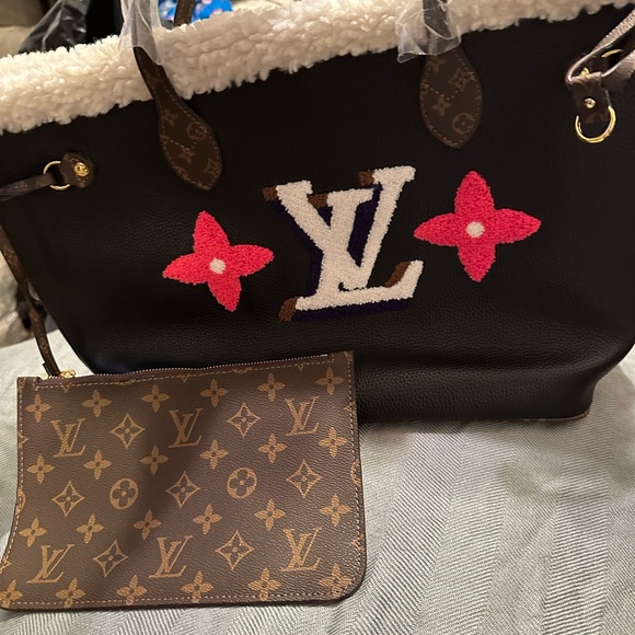 Chic Designer Black Tote with Red and White Details - Picture 4 of 5